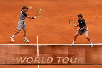 Los gemelos Bryan durante un partido en el Open de Madrid.