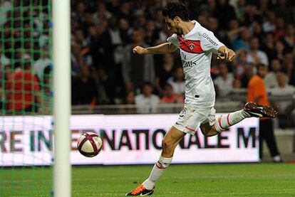 Pastore se dispone a marcar durante un partido contra el Montpellier.