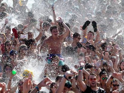 Asistentes al Arenal Sound bailan en una piscina, en agosto de 2016. 