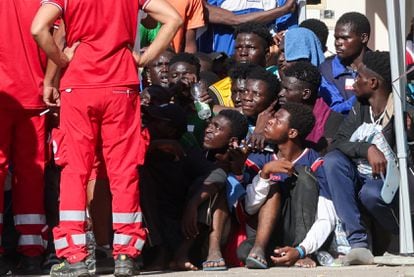 Un grupo de migrantes, en un centro de acogida, antes de la visita de la presidenta de la Comisión Europea, Ursula von der Leyen, y la primera ministra italiana, Giorgia Meloni, a la isla siciliana de Lampedusa, este 17 de septiembre de 2023.