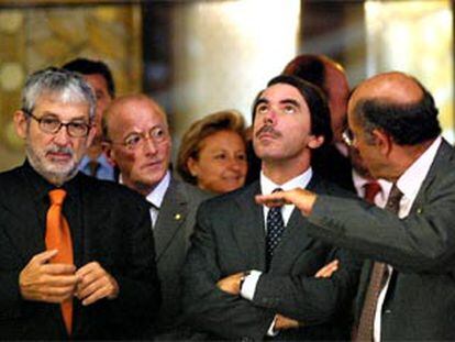 José María Aznar, en el Palau de la Música, junto al arquitecto Óscar Tusquets (izquierda) y el presidente del patronato, Fèlix Millet.
