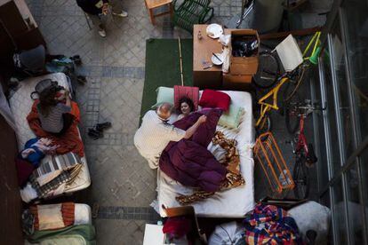 Un hombre arropa a su nieta de ocho años durante un desahucio, el 26 de septiembre de 2013, en Madrid.