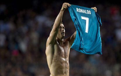 Cristiano Ronaldo festeja su gol quitándose la camiseta.