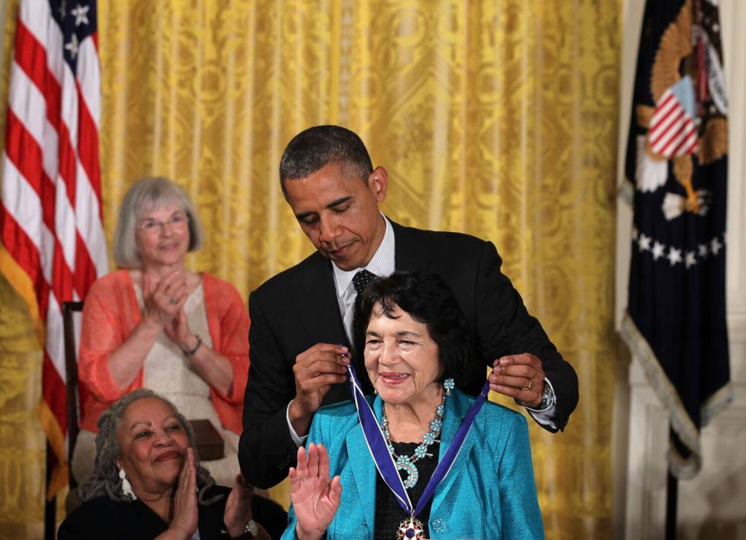 Obama coloca a Dolores Huerta la medalla de la Libertad en 2012.