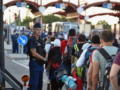 Un grup de migrants arriba al control fronterer entre Croàcia i Hongria.