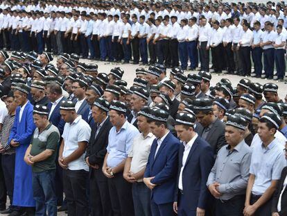 Ciudadanos uzbekos en el funeral de Kar&iacute;mov en Samarcanda el s&aacute;bado. 