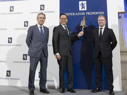 Andrew Tan (centro), presidente de Emperador Properties, rodeado de los consejeros delegados Jorge Domecq (izquierda) y Joan Cortés, este lunes en la Bolsa de Madrid, en una imagen facilitada por la compañía.