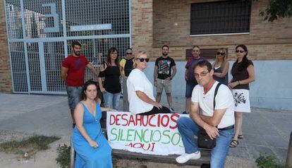 Vecinos de la calle de Juan Gris de San Sebastián de los Reyes afectados por las subidas de renta.