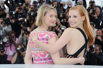 Las actrices Mia Wasikowska y Jessica Chastain, en la presentaci&oacute;n de Lawless, en Cannes.