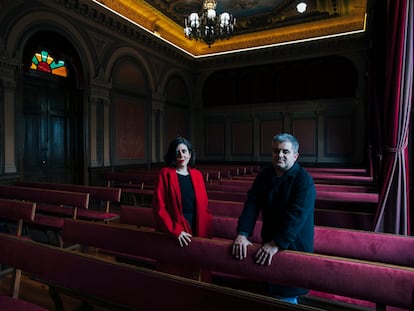 Elena Pardo y Rubén Ventureira, en el salón de actos del instituto Eusebio da Guarda de A Coruña, donde estudió arte Picasso cuando era un niño.