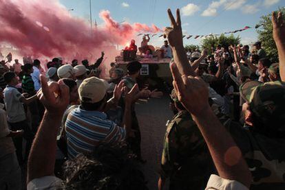 Desfile de los rebeldes de Misrata para celebrar la victoria sobre el dictador el 27 de octubre de 2011.