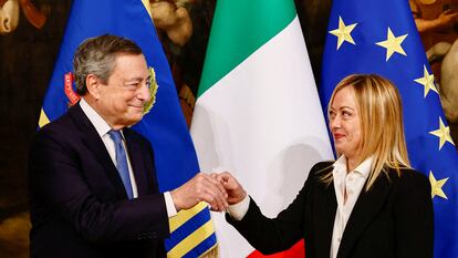 Giorgia Meloni recibe la campanilla que simboliza el traspaso de poder de manos de su predecesor, Mario Draghi, el 23 de octubre de 2022 en Roma.