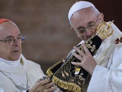 El papa Francisco besa una imagen de la virgen de Aparecida, en el santuario del mismo nombre.