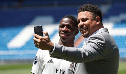 Vinicius Junior, junto a Ronaldo Nazario