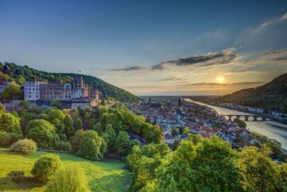 Animada, cultural, bulliciosa, con sus edificios barrocos y la universidad más antigua de Alemania, Heidelberg está considerada la cuna del romanticismo alemán. Hasta ella llegan cada año unos tres millones de visitantes que siguen los pasos de Goethe, Mark Twain o Turner, se internan en sus bosques y contemplan las solemnes ruinas de su castillo, que esconde una bonita y triste historia de amor: la del príncipe Federico V y su esposa, Elisabeth Estuardo, a principios del siglo XVII, truncada por la Guerra de los Treinta Años.