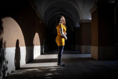 
Lidia (nombre supuesto) de 31 años, en el claustro franciscano donde está ubicada la Oficina de Asistencia a las Víctimas de Delito de Sueca (Valencia). 