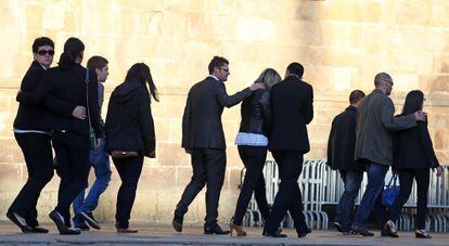 Un grupo de familiares de las víctimas del accidente de tren llegan a la catedral para asistir al funeral.