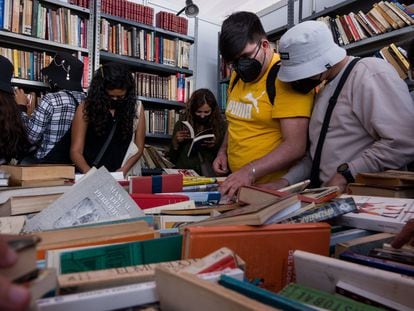 Asistentes en la Feria Internacional del Libro en el Zócalo capitalino, en Ciudad de México, el 16 de octubre de 2021.