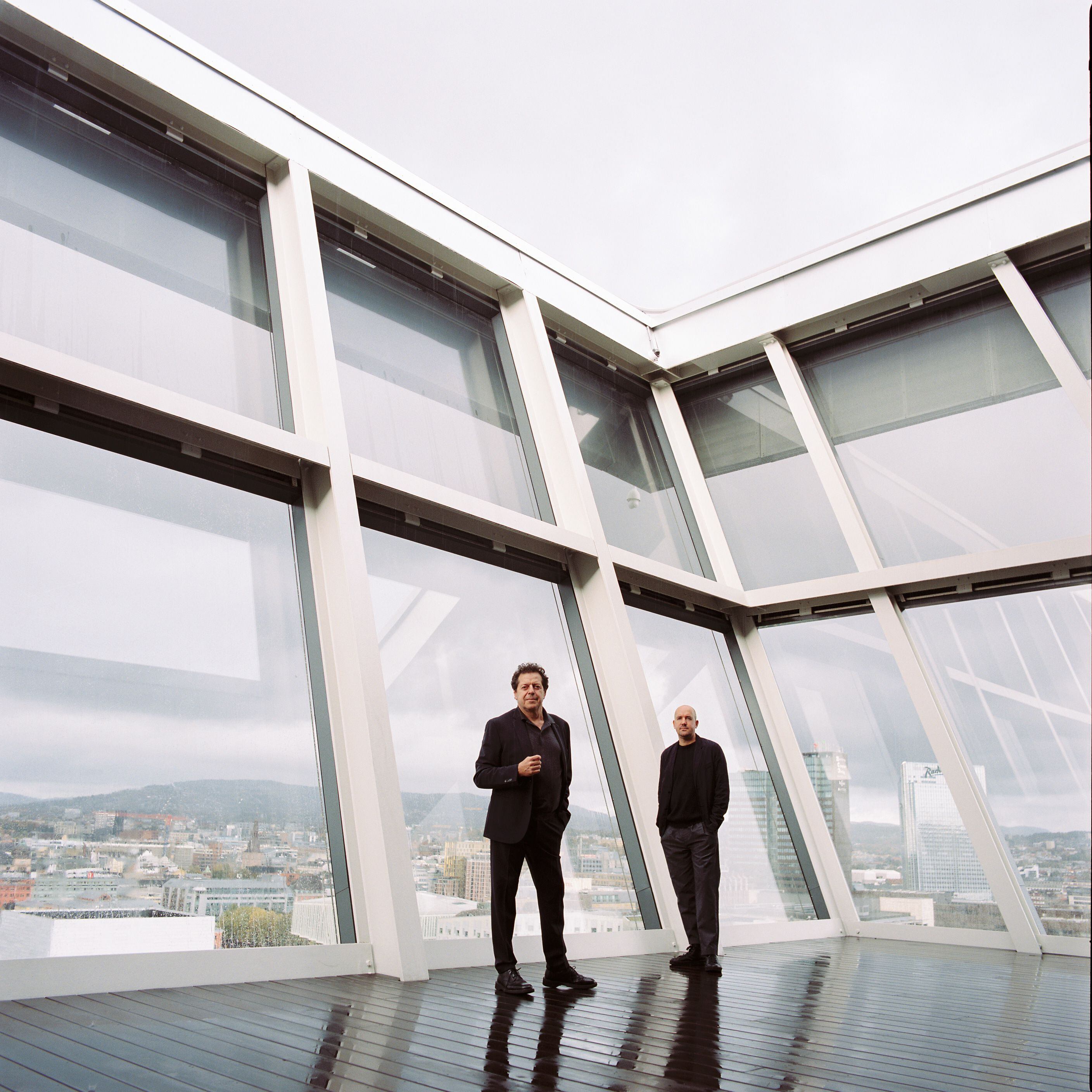 Juan Herreros y su socio Jens Richter posan para ICON Design en el mirador del Museo Munch de Oslo. 