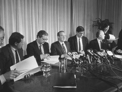 Firma del Pacto de Ajuria Enea en 1988. En el centro, Ardanza. A su derecha, Benegas, y a su izquierda, Aulestia y Arzalluz.