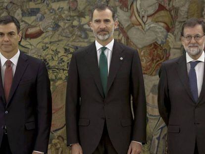 De izquierda a derecha, Pedro Sánchez, Felipe VI y Mariano Rajoy.