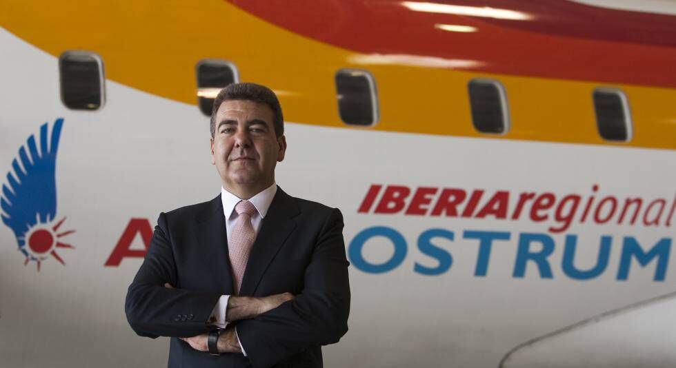 El presidente de Air Nostrum, Carlos Bertomeu, frente a un avión de la compañía.