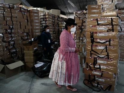 Unas empleadas supervisan material electoral antes de ser distribuido a centros de votación de La Paz.