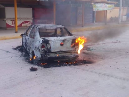 El coche del jefe de policía de Zitlala, ya quemado.