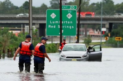 Dos agentes Guarda Costera de los Estados Unidos ayudan a un automovilista varado por las inundaciones del huracán en Lumberton (Carolina del Norte), el 16 de septiembre.