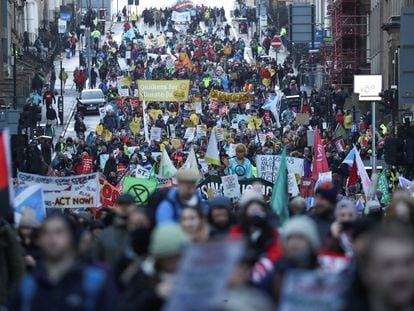 Protesta contra la falta de medidas frente al cambio climático en Glasgow, Escocia, durante la COP26.