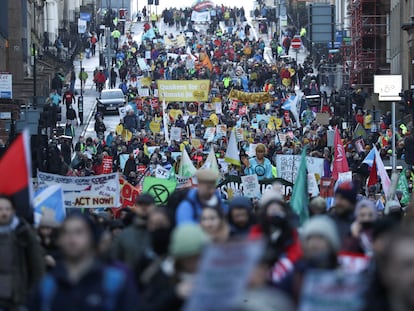 Protesta contra la falta de medidas frente al cambio climático en Glasgow, Escocia, durante la COP26.