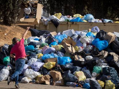 Basura acumulada en Sant Sadurní d'Anoia (Barcelona).