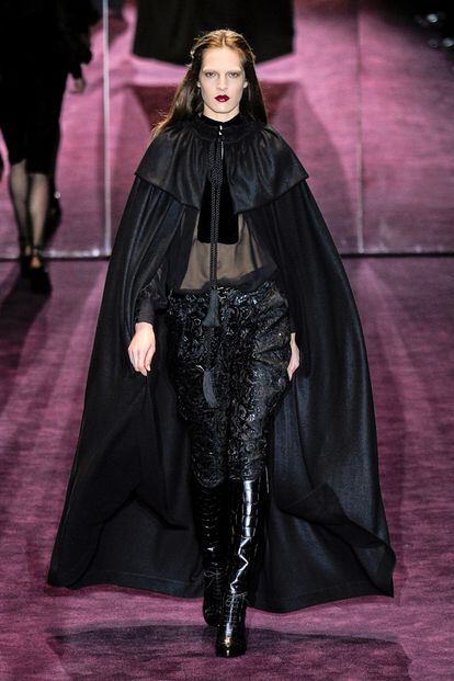 Gucci presentó como parte de su última colección esta capa larga de color negro y cierre de cordón en el cuello.