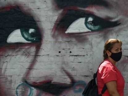 Una mujer usa una mascarilla en las calles de Cali, Colombia.