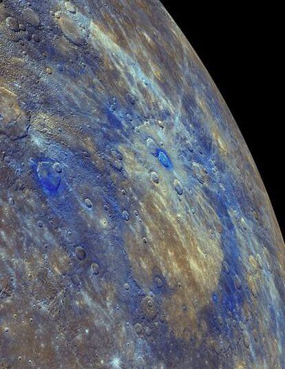 Las zonas de baja reflectancia de Mercurio (en azul) son restos de la corteza original del planeta, seg&uacute;n el estudio