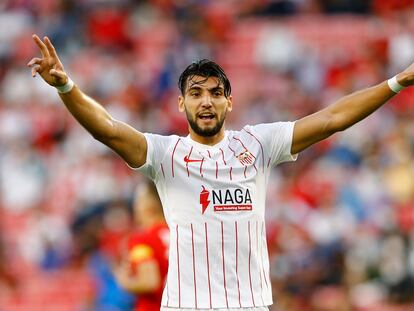 Rafa Mir, en el partido del Sevilla contra el Salzburgo en la primera jornada de la fase de grupos.