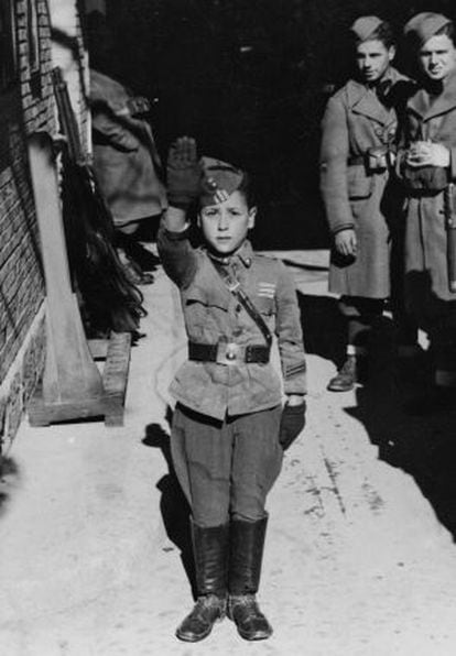Un niño efectúa el saludo fascista.