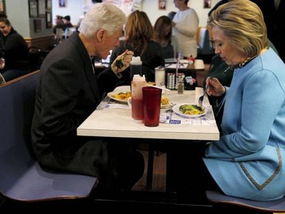 Hillary Clinton y Bill Clinton, en un restaurante en New Hampshire. 