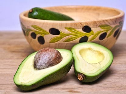 El aguacate es rico en nutrientes y puede ayudar a reducir los niveles de colesterol.