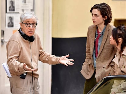 Woody Allen charla con Timothée Chalamet y Selena Gomez en septiembre pasado, en el rodaje de 'A Rainy Day in New York'. En vídeo, declaraciones de Dylan Farrow, hija adoptiva de Woody Allen.