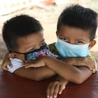 Liam y Gael son dos gemelos de tres años que acuden a las clases improvisadas de la maestra Denisse Toala. Sonríen. Es improbable que, por su edad, sean conscientes de la importancia de la labor que ha asumido su profesora sin que nadie se lo pidiera.