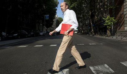 El dirigente socialista cruza un paso de peatones de la calle del Marqués de Urquijo de Madrid, próxima a la de Ferraz.