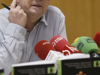 El secretario de SOS Racismo, Mikel Mazkiaran, durante la rueda de prensa en el Centro Comunitario Casino de la Reina.