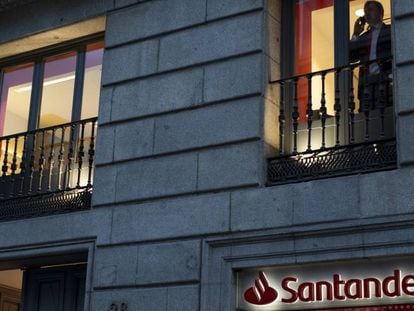 Una oficina de Banco Santander, en Madrid.