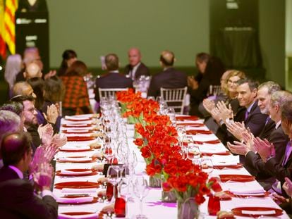 El president de la Generalitat, Pere Aragonès, con el rey Felipe VI y Pedro Sánchez en la cena inaugural del Mobile World Congress 2023, este domingo en el Museu Nacional d'Art de Catalunya (MNAC).