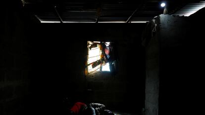 Una mujer llamada Recent Kodjo descansa en su habitación iluminada con una bombilla alimentada por la energía solar en la comunidad de Sagbo-Kodji, en Lagos, Nigeria 25 de abril de 2020.