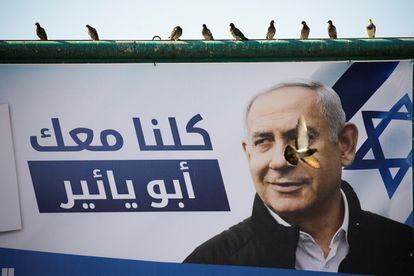 Cartel electoral del partido Likud con la leyenda en árabe 'Estamos todos contigo, Abu Yair', en Nazaret (norte de Israel).