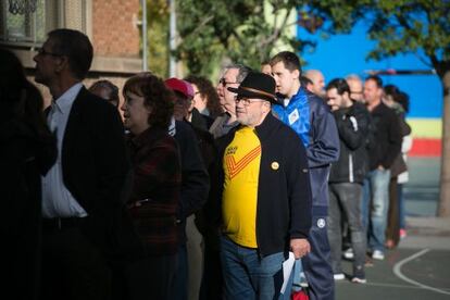 Cua de persones per votar el 9N. 