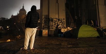Personas sin hogar instalando campamentos bajo el Acueducto de Segovia en Madrid. 