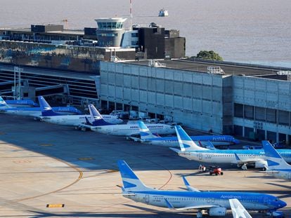 Aviones de Aerolíneas Argentinas en el aeropuerto Jorge Newbery de Buenos Aires, el 29 de abril de 2020.